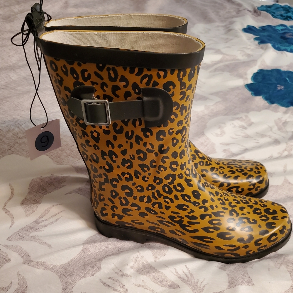 NWT-Cheetah rain boots size 9